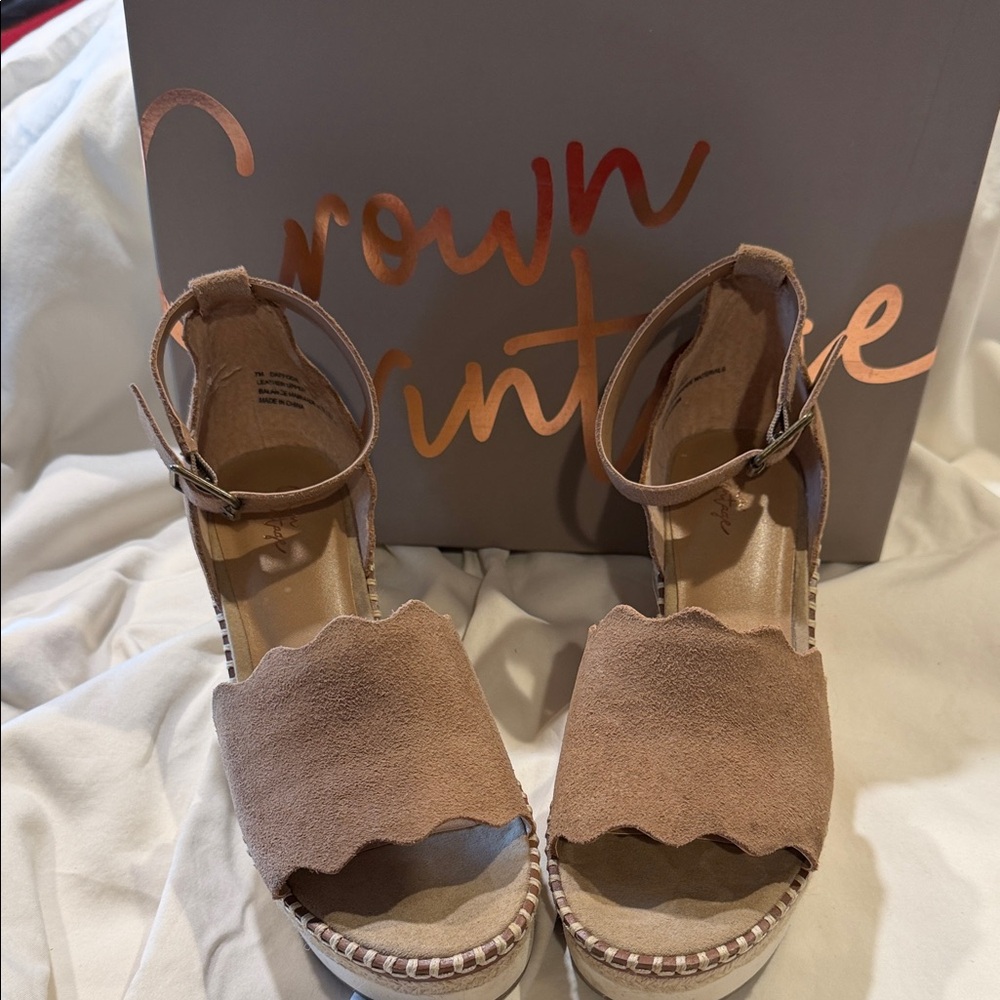 Crown Vintage Scalloped Espadrille Wedge Sandals - Beige